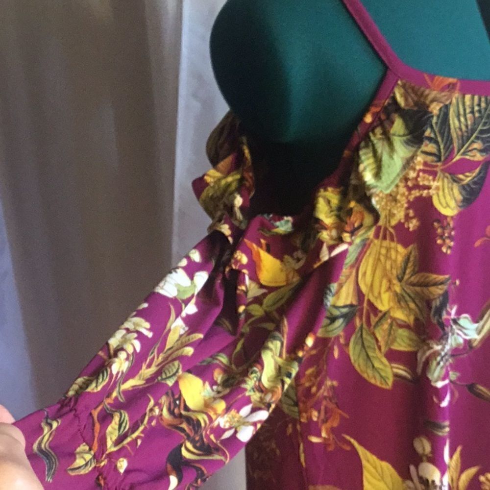 Boldly flowered dress with long sleeves, cold shoulder style in size large - Picture 7 of 14